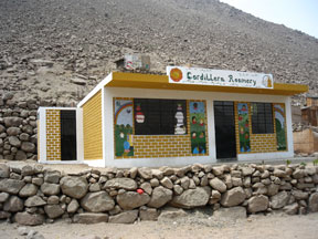 Yves Morin a construit une école dans le village de Nueve Octobre, à une quarantaine de minutes de Lima.
