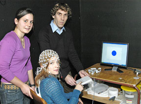 Le professeur Dave Ellemberg met au point un test d&rsquo;habilet&eacute;s neuropsychologiques avec l&rsquo;aide de deux &eacute;tudiantes, Mathilde St-Louis-Desch&ecirc;nes et Sandra Couture.