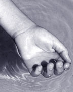 Main dans l'eau